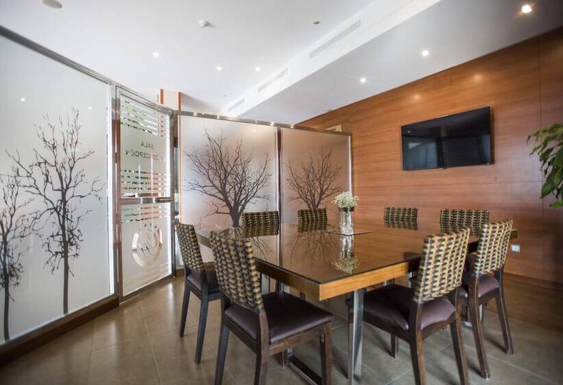 هتل Cortijo Chico Málaga Airport