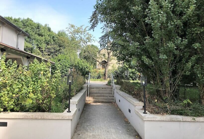 בית מלון כפרי Hob Le Cheval Blanc   Marne La Vallée