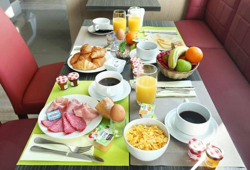 בית מלון כפרי Hob Le Cheval Blanc   Marne La Vallée