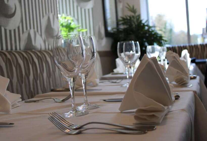 בית מלון כפרי Hob Le Cheval Blanc   Marne La Vallée