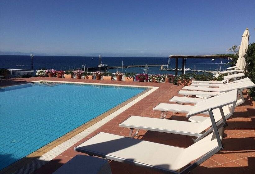 בית מלון כפרי Pithaecusa