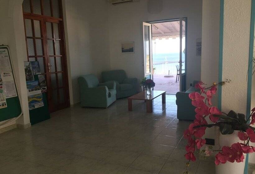 فندق Pithaecusa