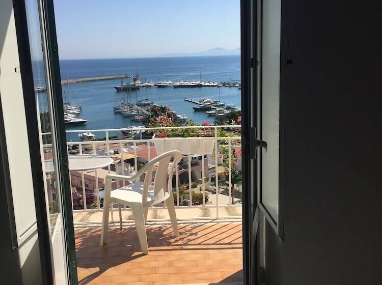 בית מלון כפרי Pithaecusa