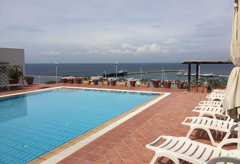 בית מלון כפרי Pithaecusa