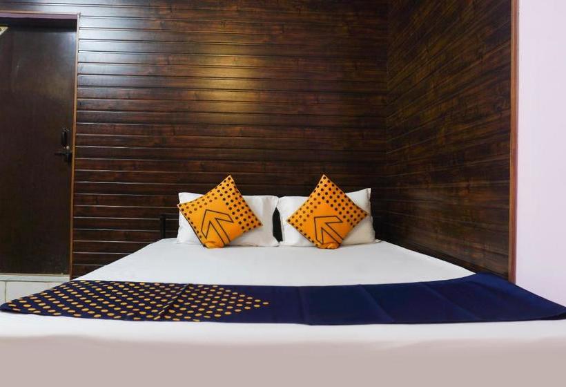 Отель Spot On 43036 Gokul Lodge And Mauli Pure Veg Restaurant