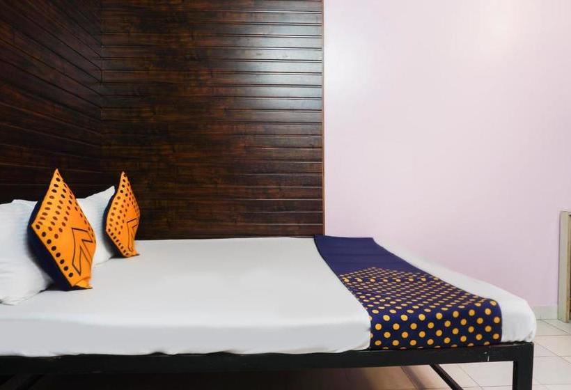 Отель Spot On 43036 Gokul Lodge And Mauli Pure Veg Restaurant