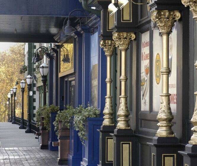 酒店 Irish Cottage Inn & Suites