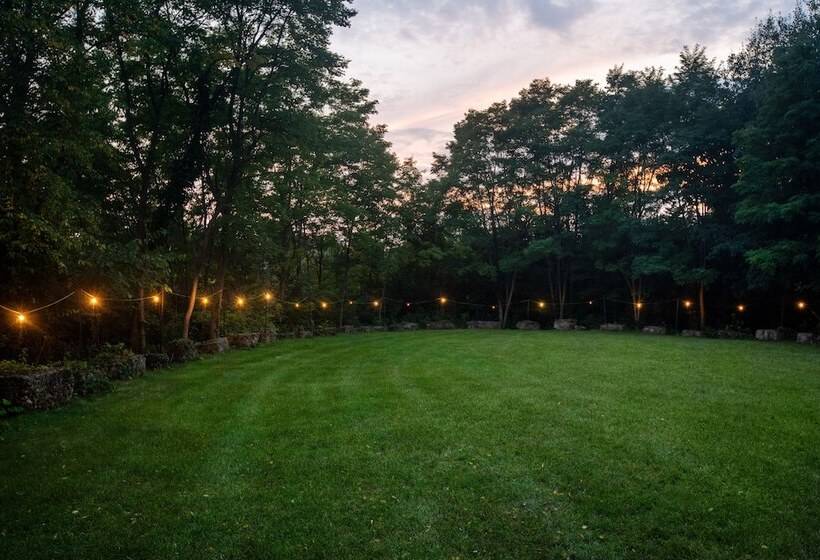 酒店 Irish Cottage Inn & Suites