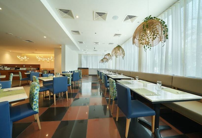 هتل Arabian Park Dubai, An Edge By Rotana