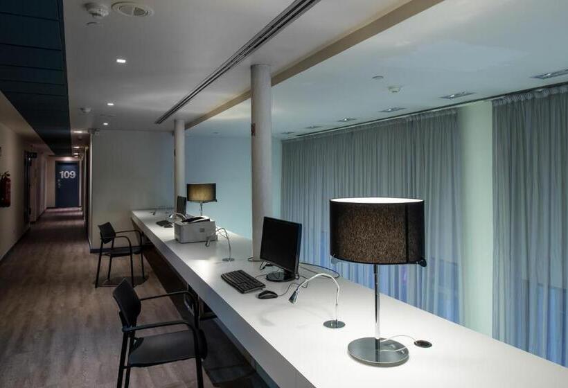 Отель Catalonia Avinyo