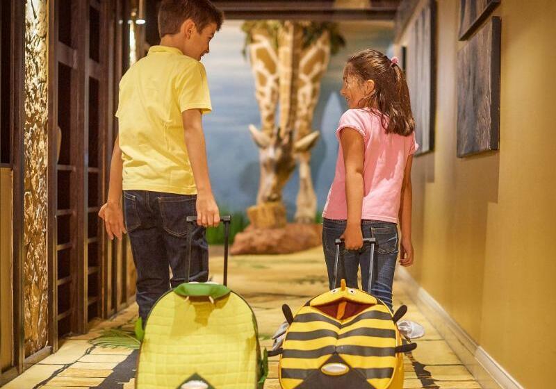 Отель Chessington