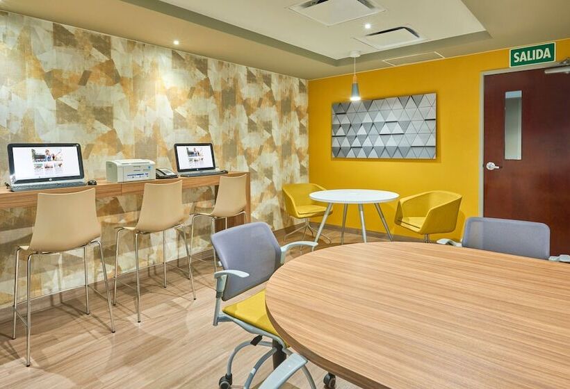 בית מלון כפרי City Express By Marriott Hermosillo