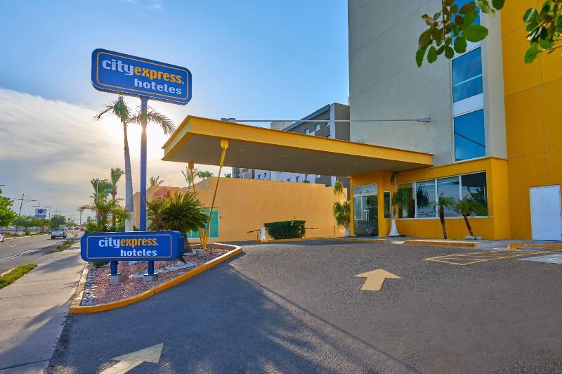 בית מלון כפרי City Express By Marriott Hermosillo