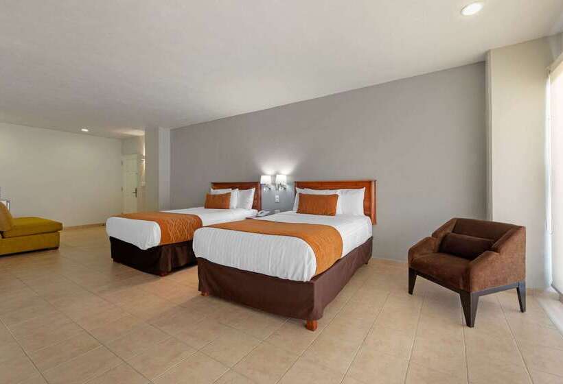 ホテル Comfort Inn Monterrey Valle