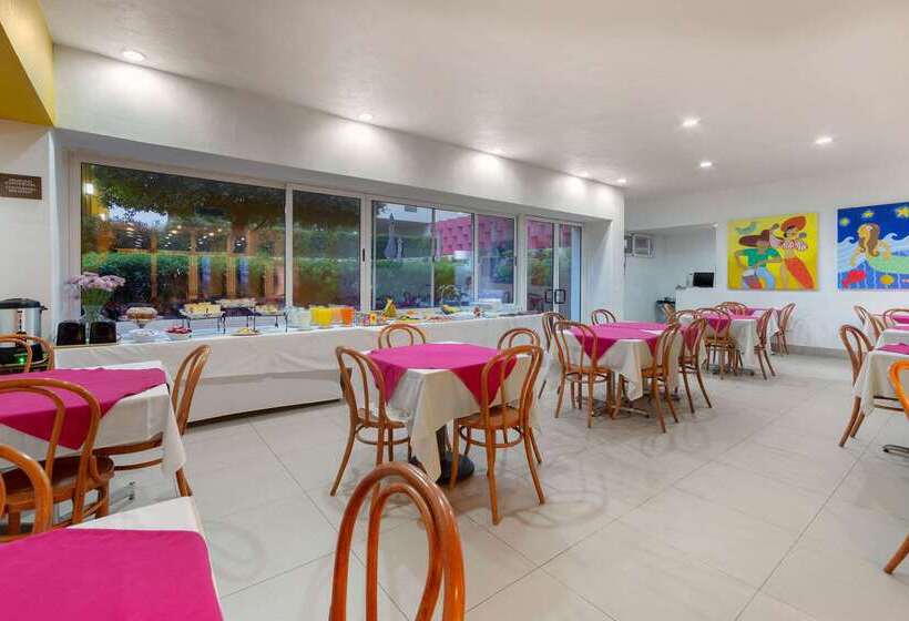 ホテル Comfort Inn Monterrey Valle