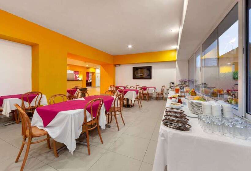 ホテル Comfort Inn Monterrey Valle