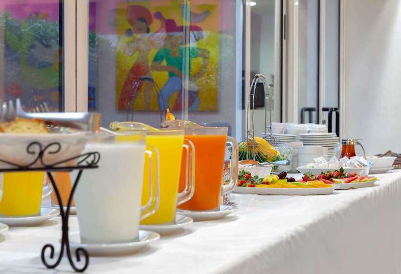 ホテル Comfort Inn Monterrey Valle