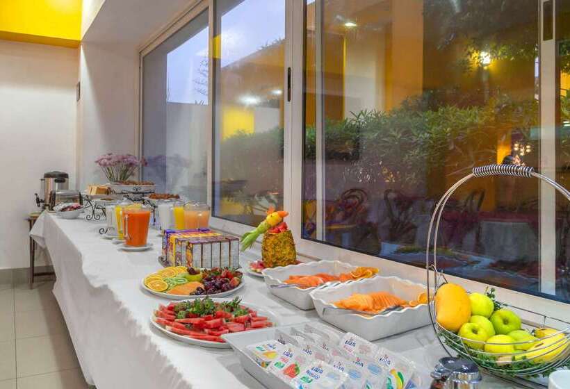 ホテル Comfort Inn Monterrey Valle