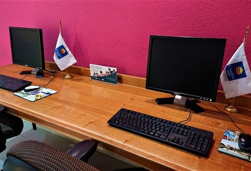 ホテル Comfort Inn Monterrey Valle