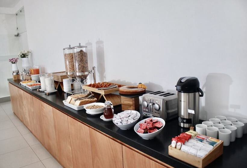 ホテル Comfort Inn Monterrey Valle