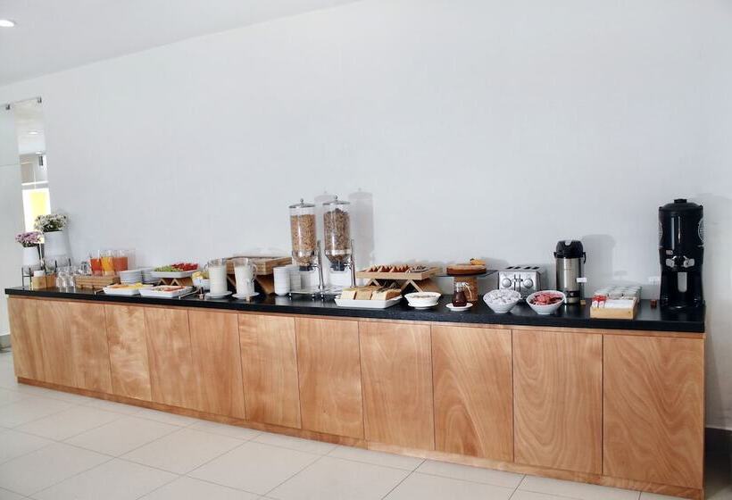 ホテル Comfort Inn Monterrey Valle