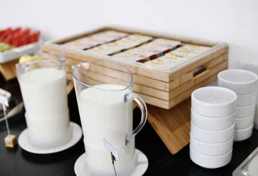 ホテル Comfort Inn Monterrey Valle