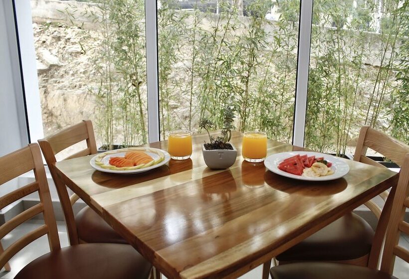 ホテル Comfort Inn Monterrey Valle