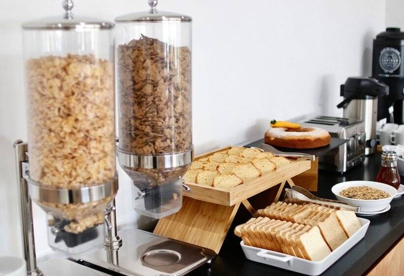 ホテル Comfort Inn Monterrey Valle