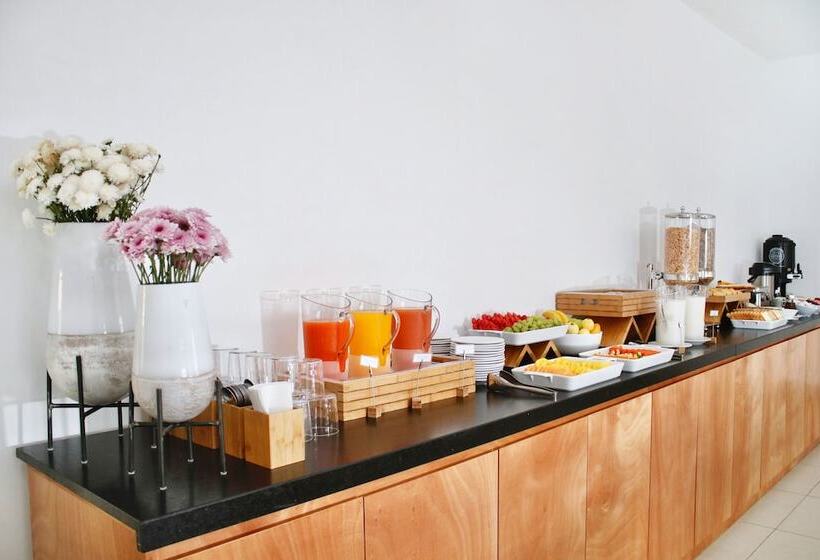 ホテル Comfort Inn Monterrey Valle