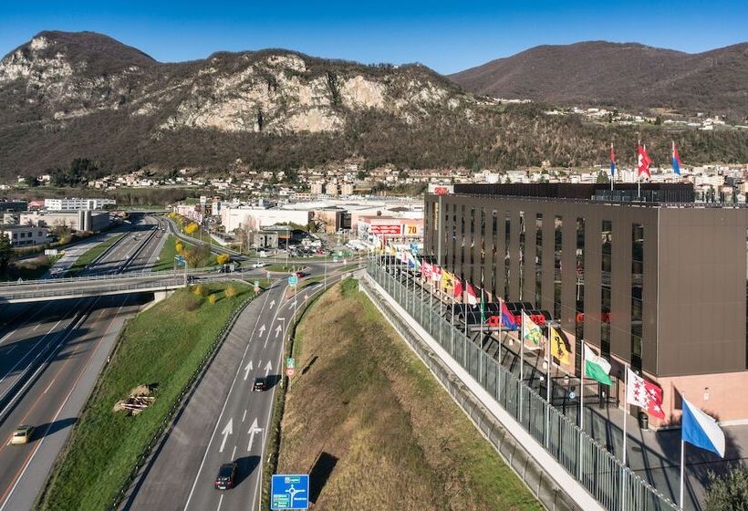 בית מלון כפרי Coronado