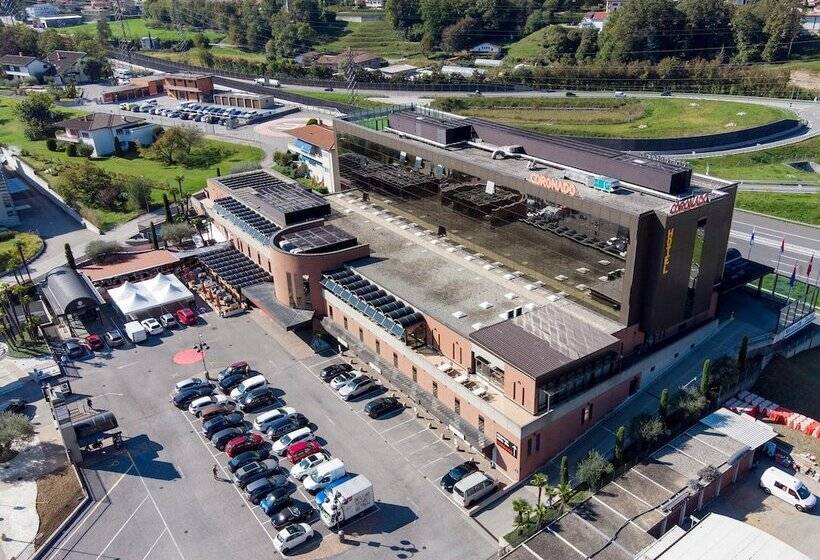 בית מלון כפרי Coronado