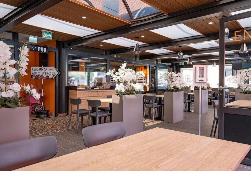 בית מלון כפרי Coronado