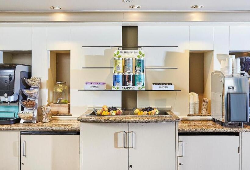 فندق Eastwood Hall