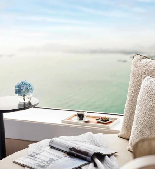 Four Seasons Hotel Hong Kong