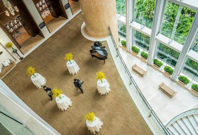 Four Seasons Hotel Hong Kong