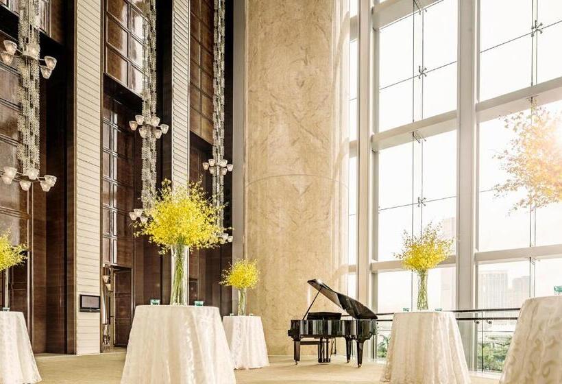 Four Seasons Hotel Hong Kong