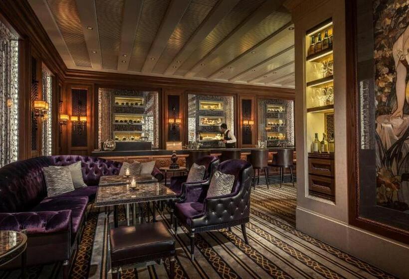 Four Seasons Hotel Hong Kong