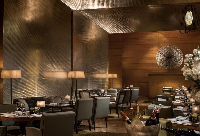 Four Seasons Hotel Hong Kong