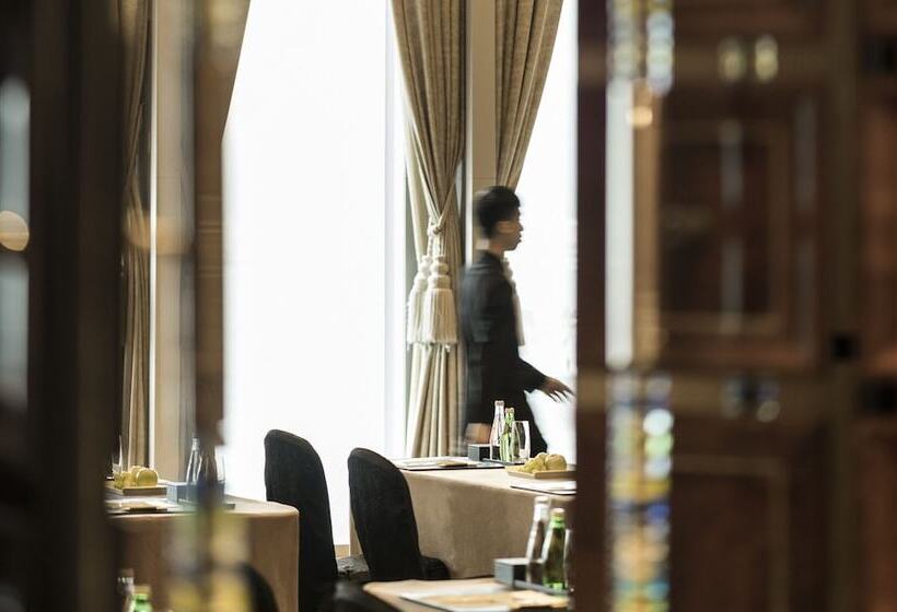 Four Seasons Hotel Hong Kong