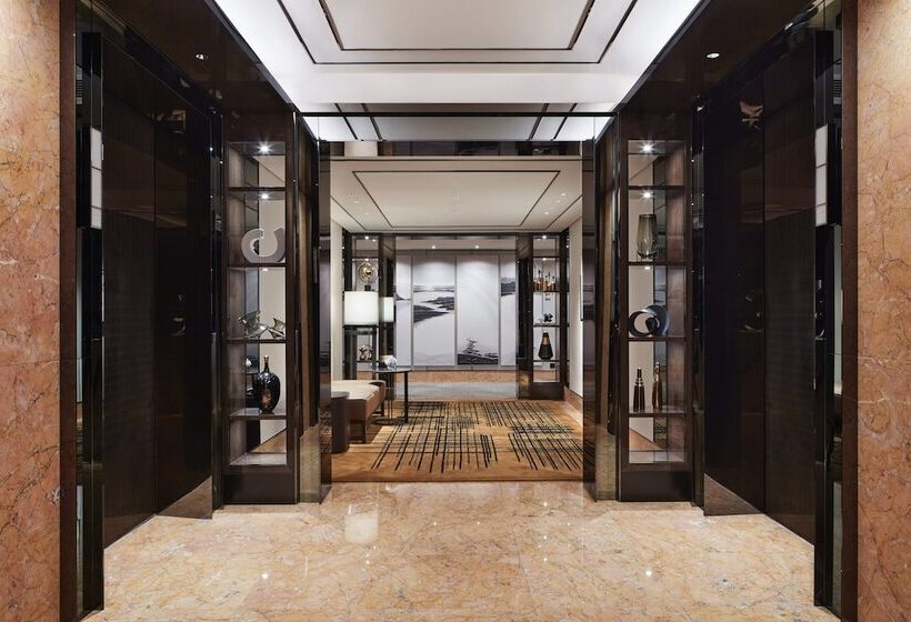 Four Seasons Hotel Hong Kong