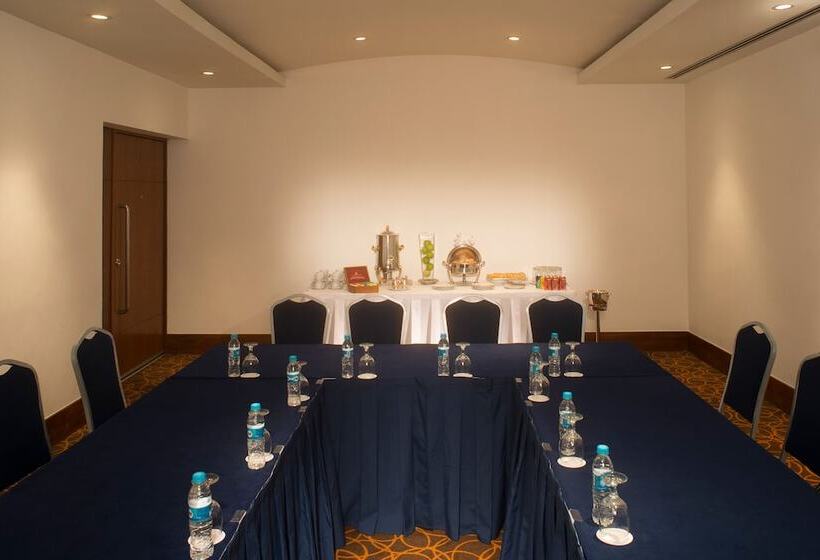 Отель Grand Fiesta Americana Queretaro