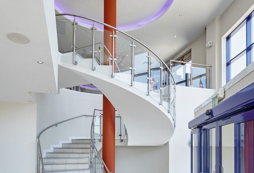 فندق Holiday Inn Express London   Newbury Park, An Ihg