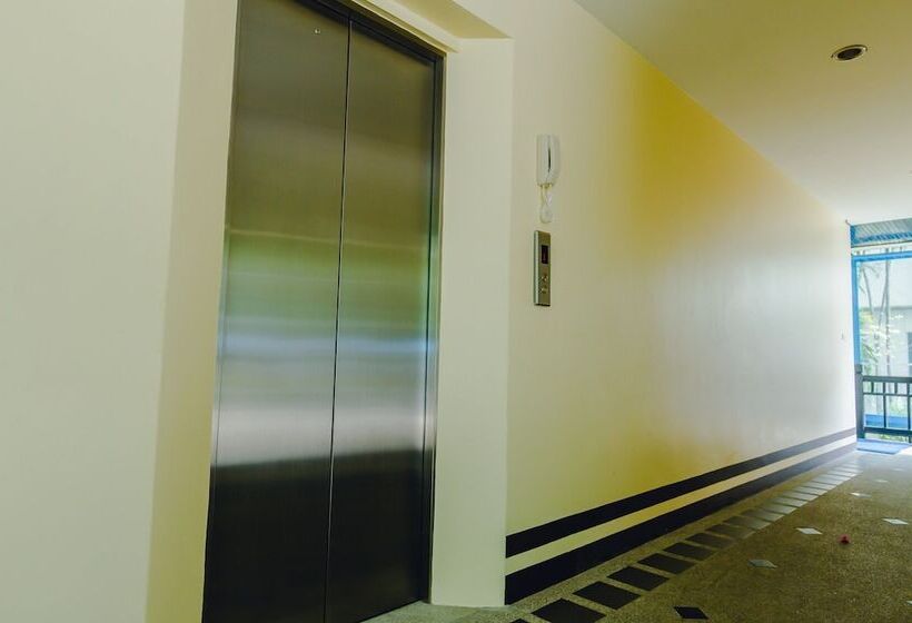 Отель Karon Whale Resort