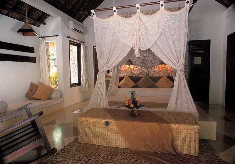 Отель Nusa Lembongan Resort
