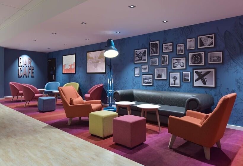 בית מלון כפרי Travelodge Gatwick Airport Central