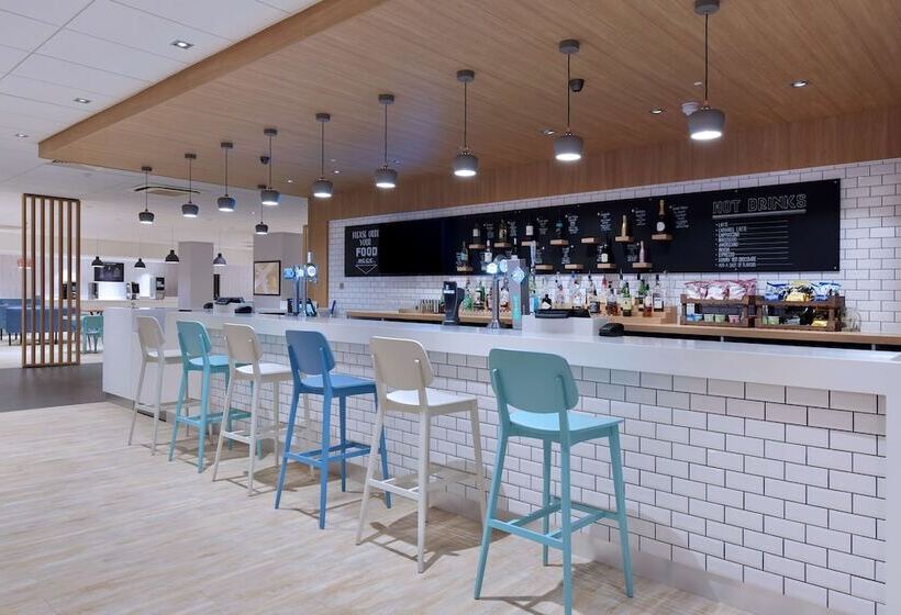 בית מלון כפרי Travelodge Gatwick Airport Central