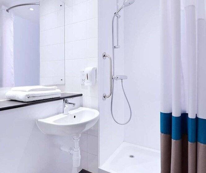 בית מלון כפרי Travelodge Gatwick Airport Central