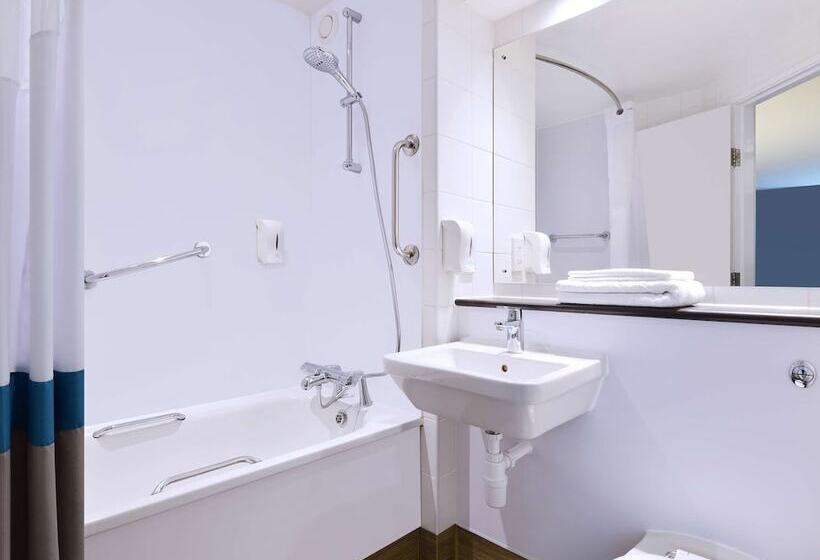 בית מלון כפרי Travelodge Gatwick Airport Central