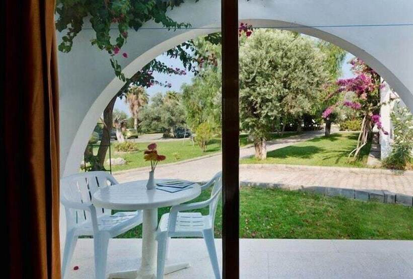 Отель Bare Hill Holiday Village