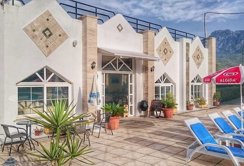 Отель Bare Hill Holiday Village